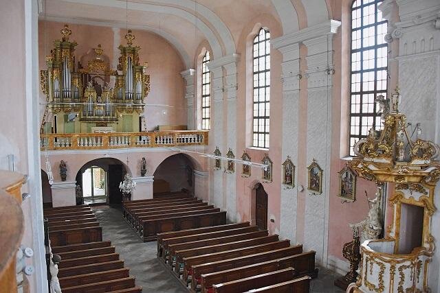 Interiér kostela sv. Mikuláše v Dobřanech