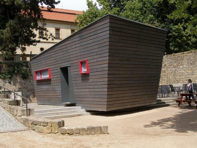 Dřevěný kiosk s občerstvením v Zámecké zahradě v Jičíně od brněnských architektů Radka Květa a Jiřího Zrzavého