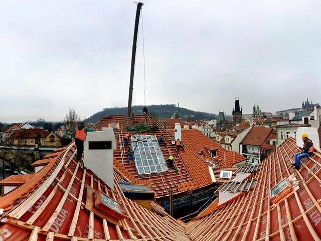 Historizující střešní okna Solara KLASIK a velké ateliérové střešní prosklení Solara HISTORIK byla použita na Pinkasově paláci poblíž Karlova mostu.
