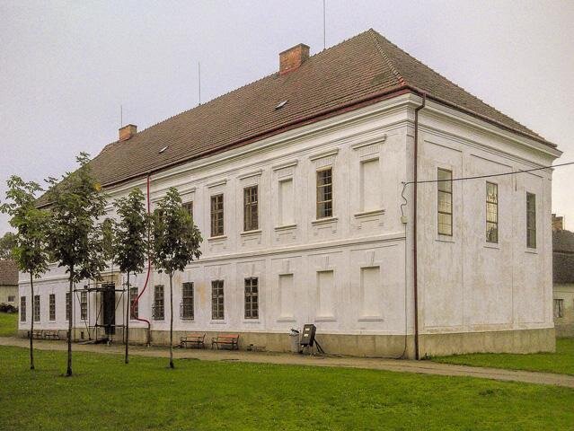 Uhřický zámek se nachází na hranici kroměřížského, prostějovského a vyškovského okresu nedaleko Bučovické pahorkatiny a Litenčických vrchů. 