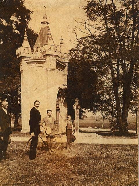 Archivní fotografie kaple v Češnovicích, která posloužila mimo jiné k potvrzení umístění nárožních kuželek.
