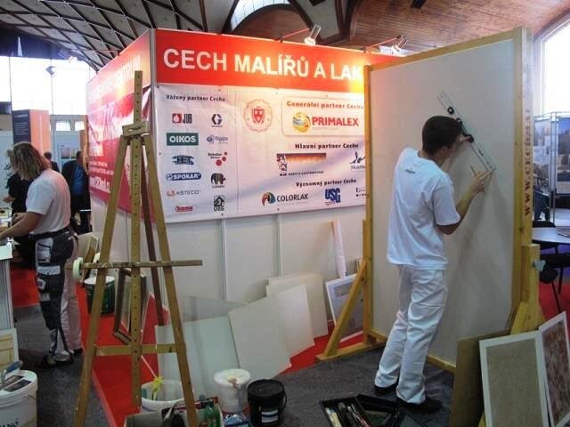 Zástupci Cechu malířů a lakýrníků ukazovali svůj um přímo v expozici.