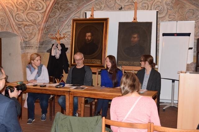 Za telčské územní pracoviště Národního památkového ústavu hovořila na tiskové konferenci výzkumná pracovnice Anna Hamrlová. Na snímku druhá z pravé strany.