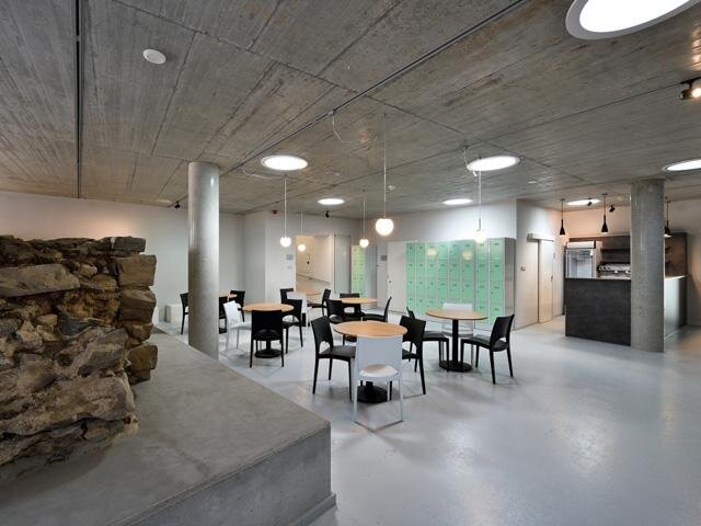 Stěžejní fáze obnovy zahrnovala zejména konverzi domu na expozici se zázemím podle projektu architektonické kanceláře ATELIER 38.