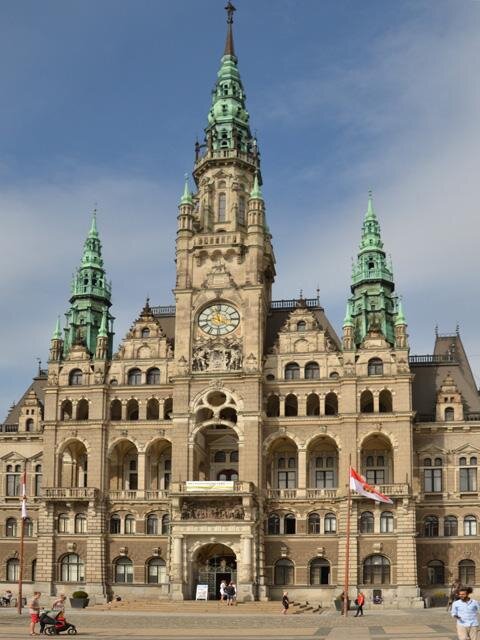 Monumentální radniční budova čp. 1 vznikla v letech 1887–1893 podle projektu vídeňského architekta Franze Neumanna.