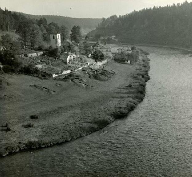 Červená nad Vltavou - archelogický výzkum v blízkosti románského kostela, 1960