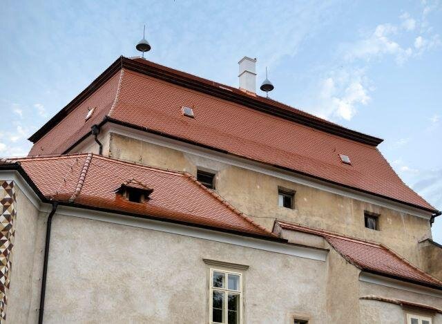 Práci pokrývačů neusnadňoval strmý sklon střechy.