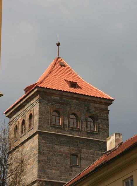 Třetí místo v kategorii historické stavby bylo uděleno společnosti Krolan za rekonstrukci historické střechy Novomlýnské vodárenské věže v Praze 1.
