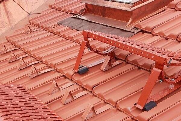 Detailní pohled na krytinu Tondach Francouzská 14 v režném odstínu