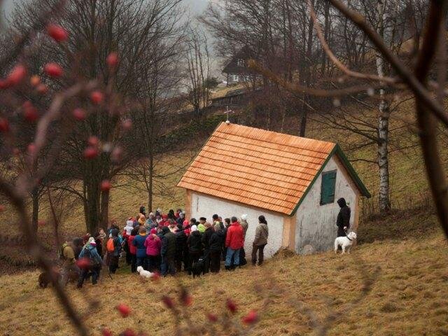 Střechu kapličky na Předním Výsluní opravilo město Pec pod Sněžkou.