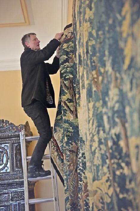 Instalace tapiserie na hradě Šternberku
