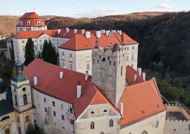 V samostatné části soutěže Pokrývači sobě v kategorii Historické stavby zvítězila firma H&B delta za druhou etapu obnovy střech zámku Vranova nad Dyjí.