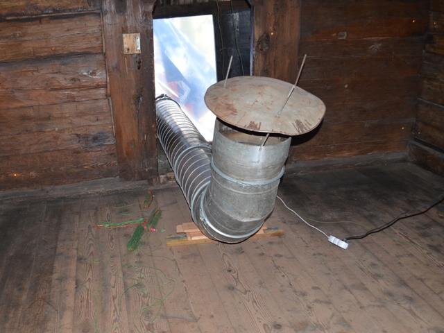 Přívod horkého vzduchu do kostela pomocí potrubí