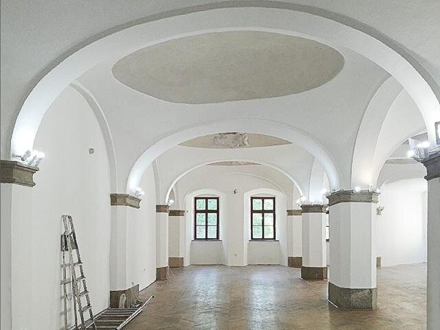 KEIM Romanit představuje hotovou vápennou barvu pro venkovní i vnitřní použití.