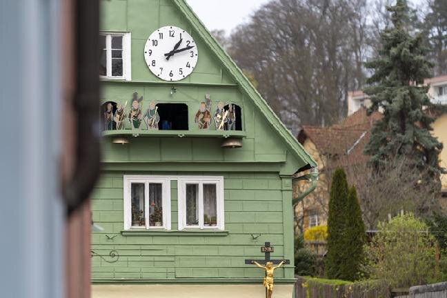 V loňském roce byla provedena obnova fasády a zároveň přípravné práce pro osazení konstrukce orloje.