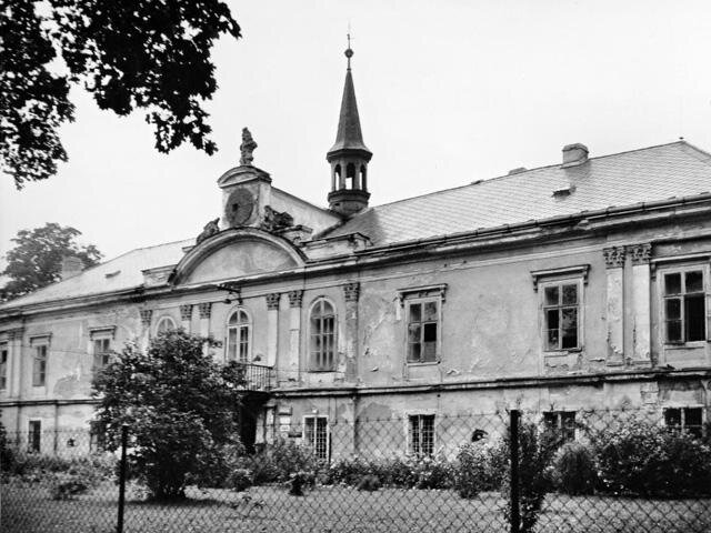 Stav zámku na historické fotografii z roku 1969