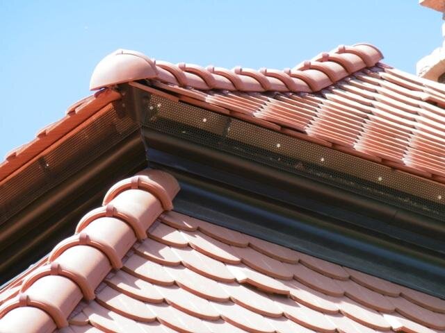 Detail střechy s hřebenáči od společnosti Tondach