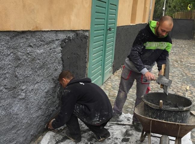 Obnova poškozených soklů dvorní fasády