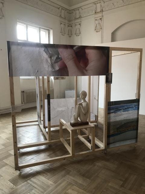 Sádrový odlitek plastiky Jaroslava Bejčka Dívka / Chlapec s chlebem