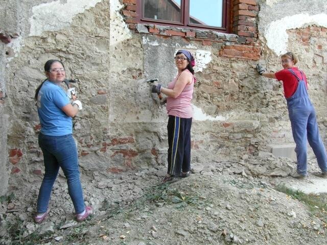 Do otloukání omítek na objektu se sociálním bydlením se pustily zleva Ida Soukupová, Lenka Kuboušková a Zuzana Richterová.