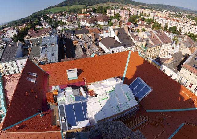 Panoramatický pohled z ptačí perspektivy na střechu radnice