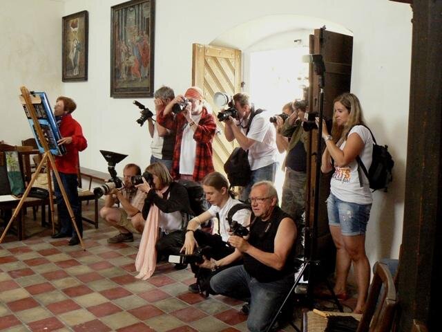 V zámecké kapli v Dražíči hledali fotografové pro své snímky ten nejlepší úhel.