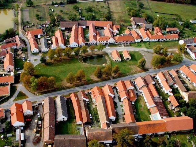 Bobrovky a francouzskou tašku od firmy Tondach nalezneme i na usedlostech kolem návsi v Holašovicích.