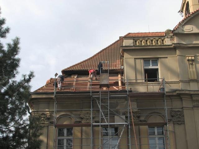 Hrochův Týnec, oprava části střechy zámku