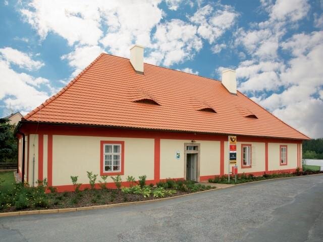 Pálená střešní krytina byla použita například při opravě budova pošty v obci Druztová.