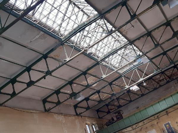 Pohled na strop prozrazuje, že objekt čeká ještě další rekonstrukce.