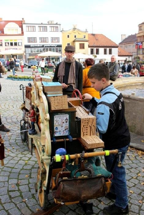 Roli flašinetáře si mohl vyzkoušet i náhodný posluchač z obecenstva. 