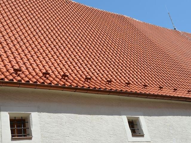 Velký Prejz byl vybrán jako nejvhodnější krytina, která má i díky úpravě patiny historizující vzhled.