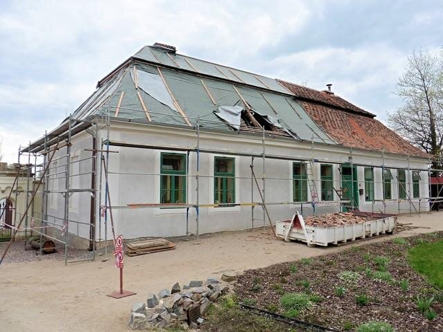 Hospodářské stavení během rekonstrukce střechy