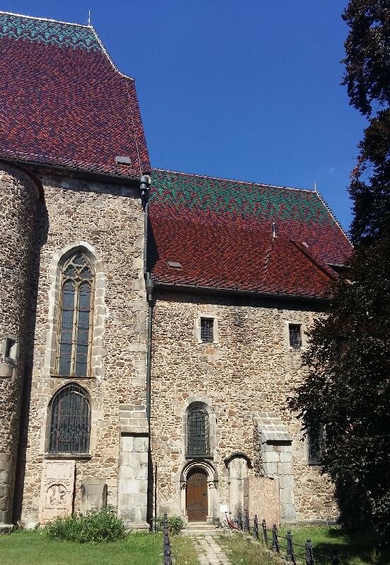 Zadní část kostela s presbytářem