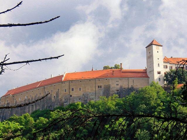 Pohled na obnovenou střechu jižního křídla hradu Bítova