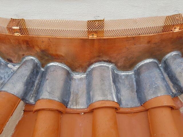 Detalní pohled na zakončení střechy s klempířskými prvky
