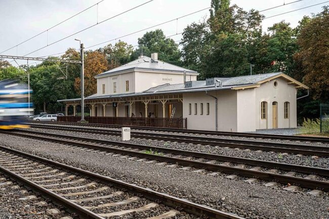 Obnovené nádraží při pohledu z kolejiště