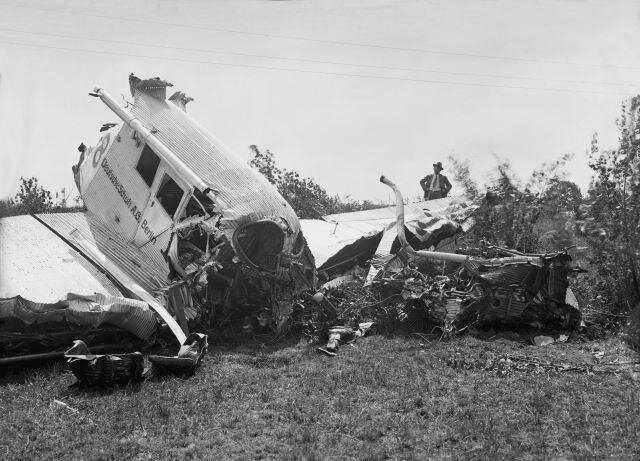 Roztříštěné letadlo Junkers D-1608, v němž zahynuli ráno 12. července 1932 Tomáš Baťa a pilot Jindřich Brouček.