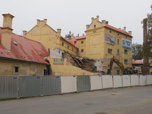 Památková obnova hospodářského zázemí kláštera. Budovy pivovaru v roce 2012. Odstraňování novodobých ramp a přístavků.