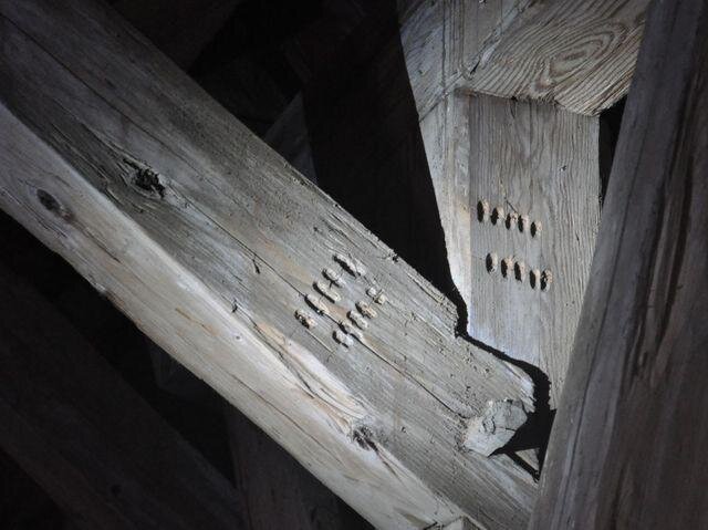 Detail tesařských značek z 16. století na trámech krovu