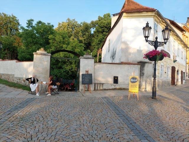 U domu U Slona vám přijde, že jste spíš někde na Malé Straně v Praze než v jihočeském městě.
