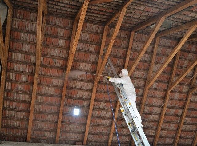 Po vychladnutí objektu následoval preventivní nástřik insekticidním přípravkem proti opětovnému napadení dřevokazným hmyzem.