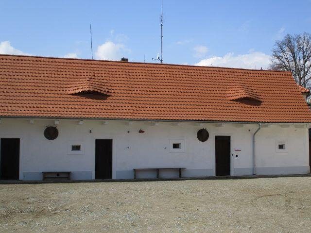 Opravená hospodářská část s chlévy