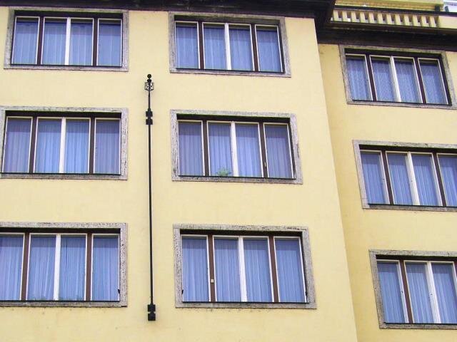 Klasické prvorepublikové členění a barevnost oken, Národní třída 34, Praha 1