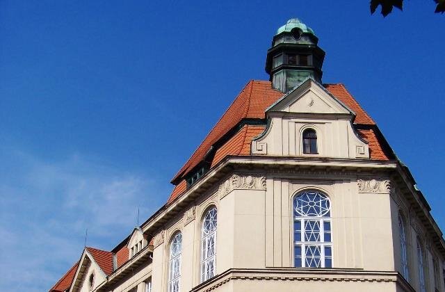 Repliky atypických špaletových oken Gymnázia Na Zatlance v Praze 5