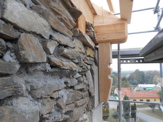 Detail krakorce v rámci zastřešení hlavní věže v roce 2015