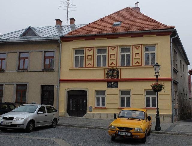 Opravena byla zatím čelní fasáda domu.