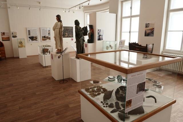 Od archeologických nálezů přes dřevěné plastiky, obrazy, keramiku, hodiny až po historický nábytek. To vše dokážou vrátit k životu ruce restaurátorů muzea.