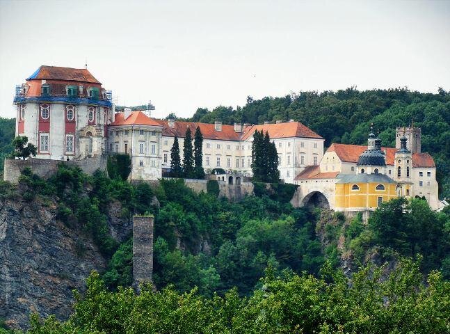 Zámek Vranov nad Dyjí byl postaven na skalnatém ostrohu nad řekou Dyjí a je nepřehlédnutelnou dominantou kraje.