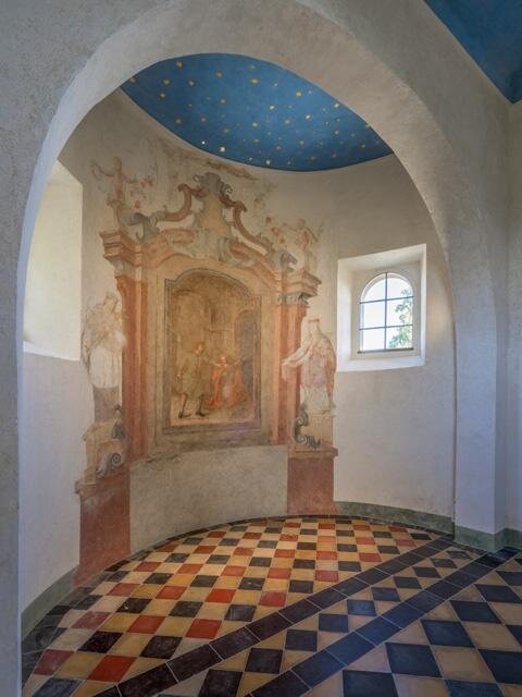 Jde o figurální malby světců a iluzorní architektonickou výmalbu na stěnách. 
